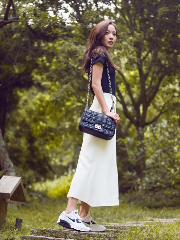 王珞丹夏日清爽出街 与毕业生共度旅行季