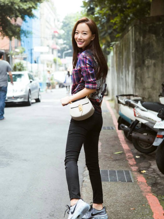 王珞丹街拍look 白球鞋也能穿出时尚态度