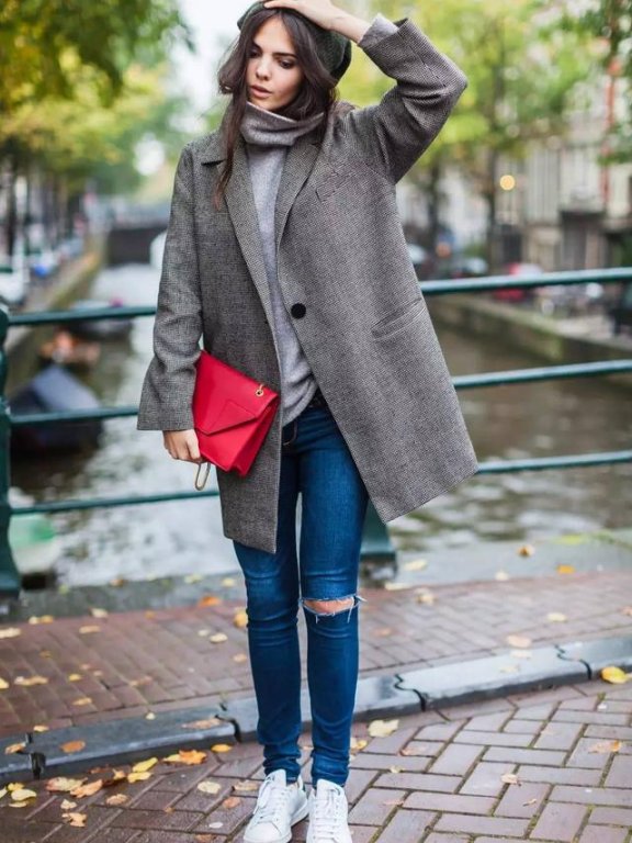 欧美街拍 早春搭配来条破洞牛仔裤就搞定