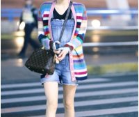 初夏街拍岂能缺了彩虹条纹 杨幂baby撞衫也要爱它