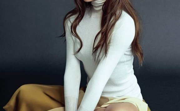 Victoria Beckham 登上韩国《Vogue》 7 月号封面,完美示范极简时尚风格