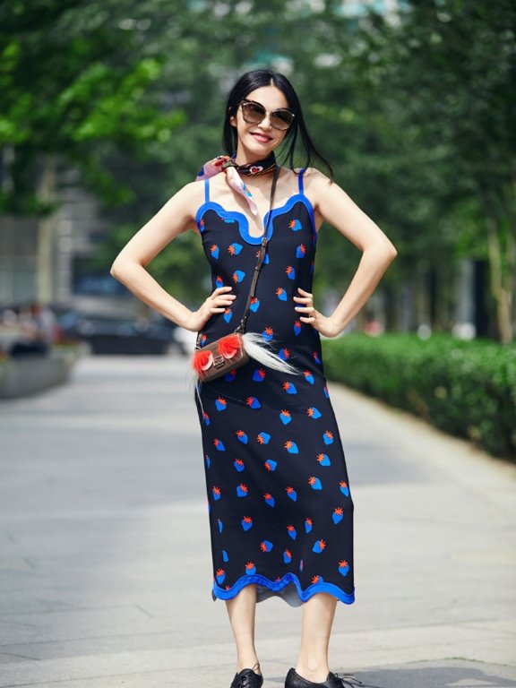 谁说孕妈不性感 看姚晨穿吊带衫性感街拍