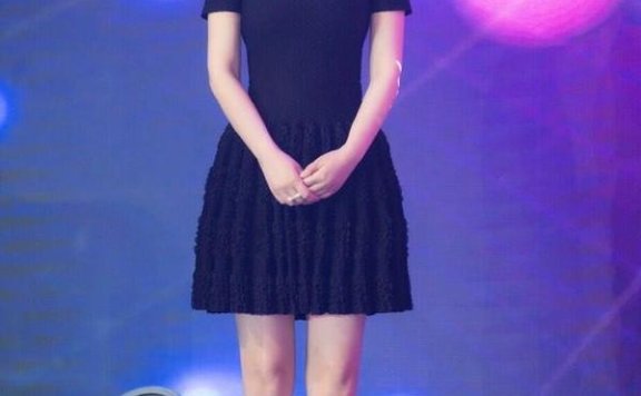 45岁闫妮这样穿美上天 少女都未必有她好看