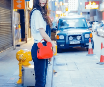 唐嫣街拍 T恤+背带裤很减龄 怎么穿都不腻!