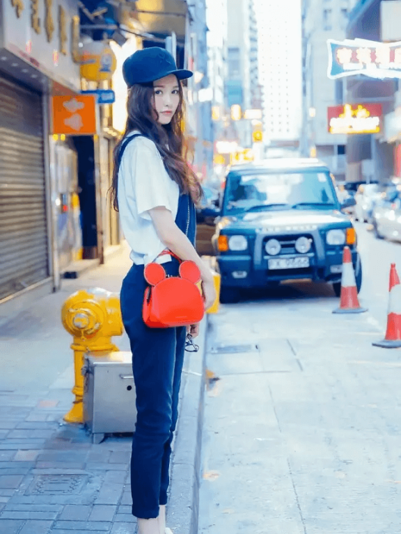 唐嫣街拍 T恤+背带裤很减龄 怎么穿都不腻！