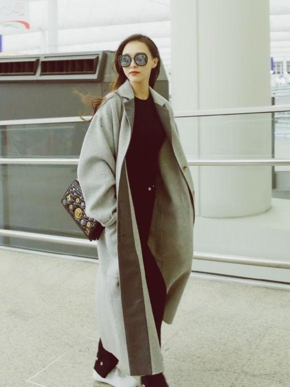 唐嫣回组拍摄欧洲攻略路透，外套有范儿