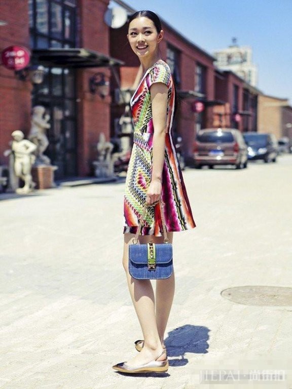 还记得《伪装者》的于曼丽吗？街拍美哭了！