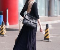 Valentino新袋登场!明星潮人示范Rockstud Spike手袋穿搭