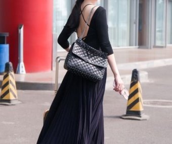 Valentino新袋登场!明星潮人示范Rockstud Spike手袋穿搭