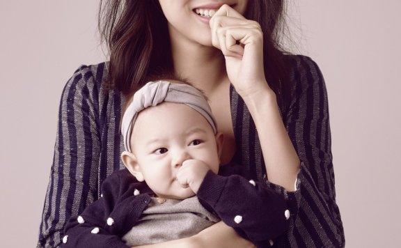 张梓琳产后拍大片 甜美辣妈秀蜂腰