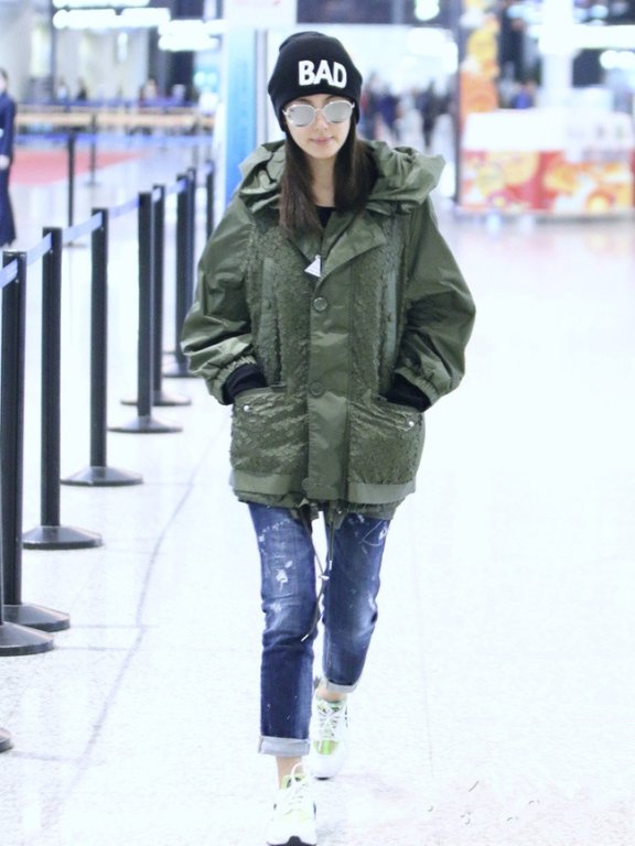 张雨绮素颜现身机场摆”剪刀手” 大方任拍
