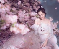 杨幂登中国版《Harper’s Bazaar》5月号封面,化身沐浴浪漫繁花中的绝美仙女