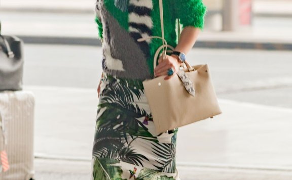 秦海璐机场街拍 短裙俏皮吸睛指数高