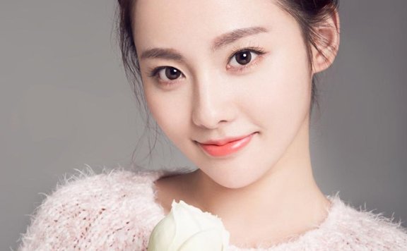 颜值在线！张嘉倪暖春写真丸子头造型嫩出水