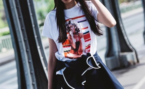 超模风范演绎平价时尚：孙菲菲走上巴黎街头，出镜Zara最新造型特辑