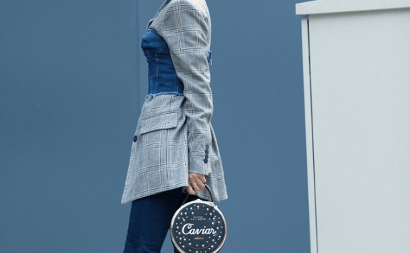 33岁佟丽娅与28岁安悦溪同穿西装玩混搭，秀美腿的佟丽娅反而输了