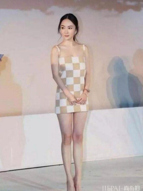 霍思燕真是豁出去了!裙子短的都遮不住了,网友:杜江心真大!