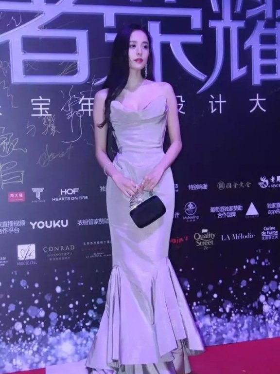 娜扎穿衣领开这么低,超级美艳,但鼻子有点奇怪呀!