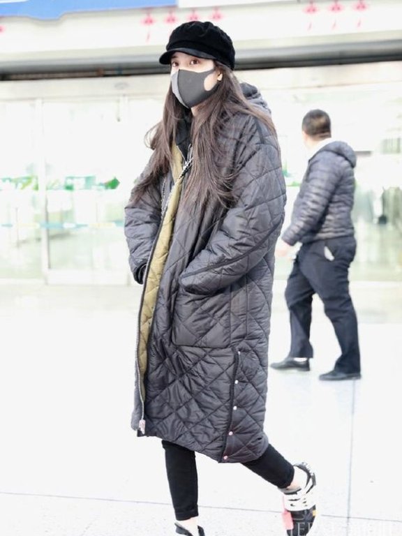 尴尬了！欧阳娜娜街拍17岁穿出50岁大妈感，网友：跟宋祖儿差距太大了！