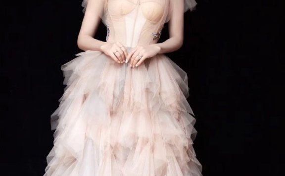麦迪娜绝美写真曝光 身着薄纱礼服仙气十足