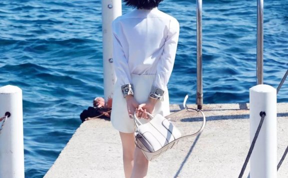 2018年百变造型风向标：白衬衫的穿搭魔法