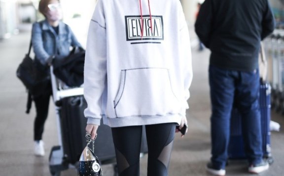 奚梦瑶街拍 穿透明薄纱裤大秀美腿