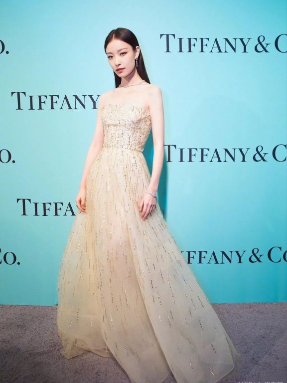 倪妮的高级感怎么来的?学会她的50套Look你也能狠时髦!