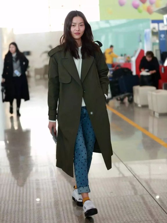 超模刘雯街拍 军绿色外套美出新高