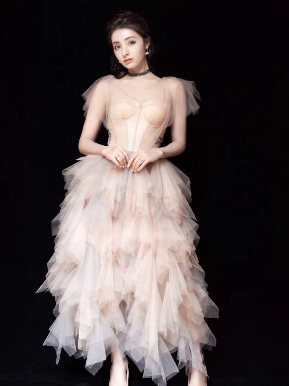 麦迪娜绝美写真曝光 身着薄纱礼服仙气十足