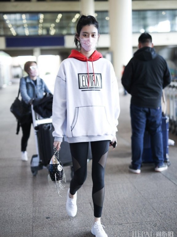 奚梦瑶街拍 穿透明薄纱裤大秀美腿