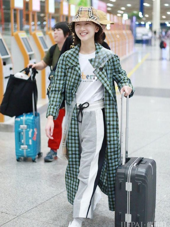 周冬雨机场街拍,竟然是素颜