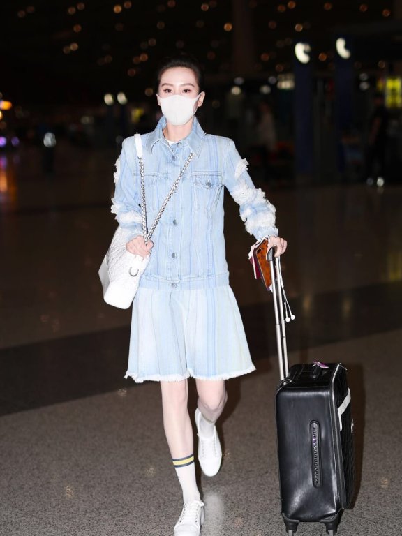 刘诗诗机场街拍,Chanel牛仔外套+半裙清新耐看