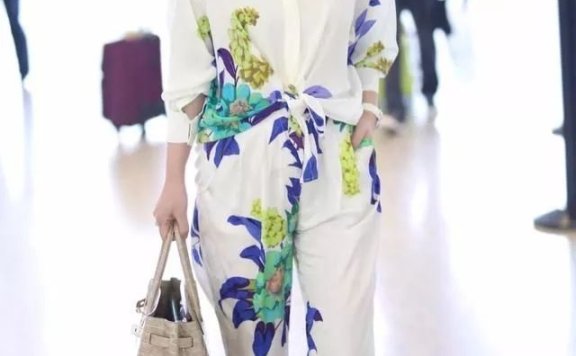 秦海璐打个结，就让花衬衫穿出了高级感，比刘涛扎裤子里还时髦！