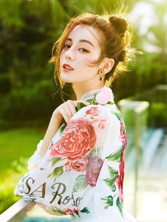 迪丽热巴诠释人比花娇 是心动的感觉