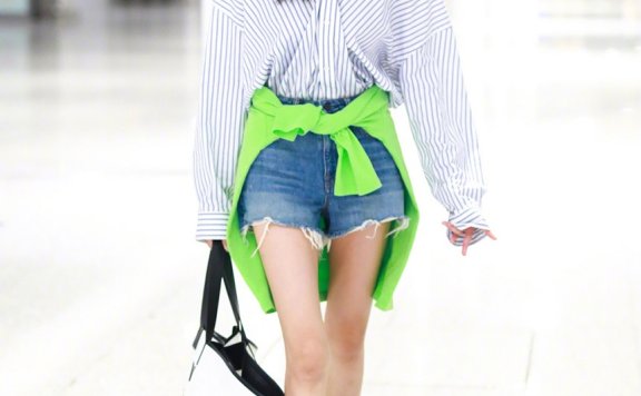 杨幂、王紫璇秀穿搭,蓝白条纹衬衫真是火,这是一个拼瘦的时代?