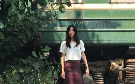 我们从刘雯的2000张照片中总结了7个Pose,这样拍照显高瘦!