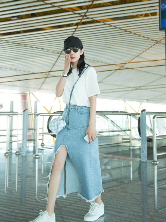 T恤+过膝裙是真的美！唐嫣、热巴、刘诗诗都穿过美呆了