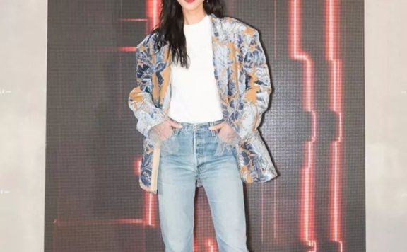 薄西服+牛仔裤=2018年早秋最时髦的极简套路!