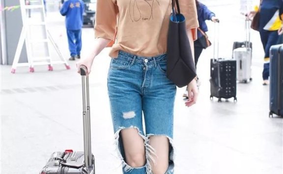 男友风T恤也能穿出少女感?学会这两招可真Skr厉害!