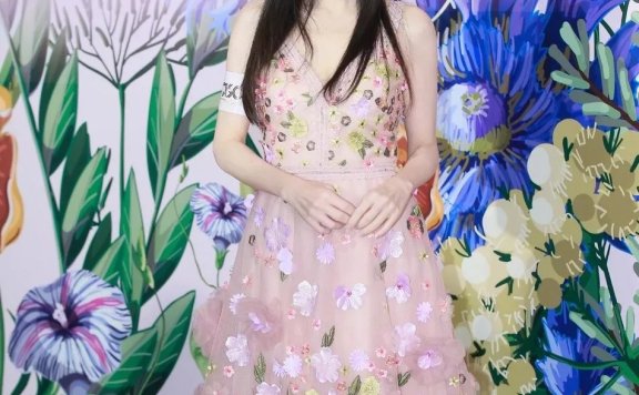 很能打的周慧敏又穿仙女裙,不会老的袁泉用皮衣高级大家一脸!
