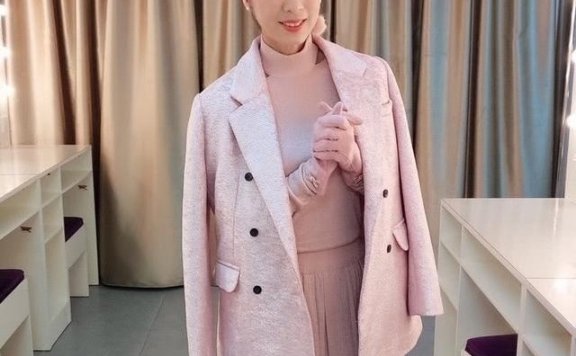 62岁米雪晒横店游玩照,皮肤白皙身材苗条,年轻似少女!