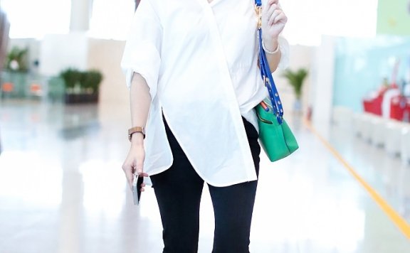 逆龄女神贾静雯机场街拍 白衬衫清新干练