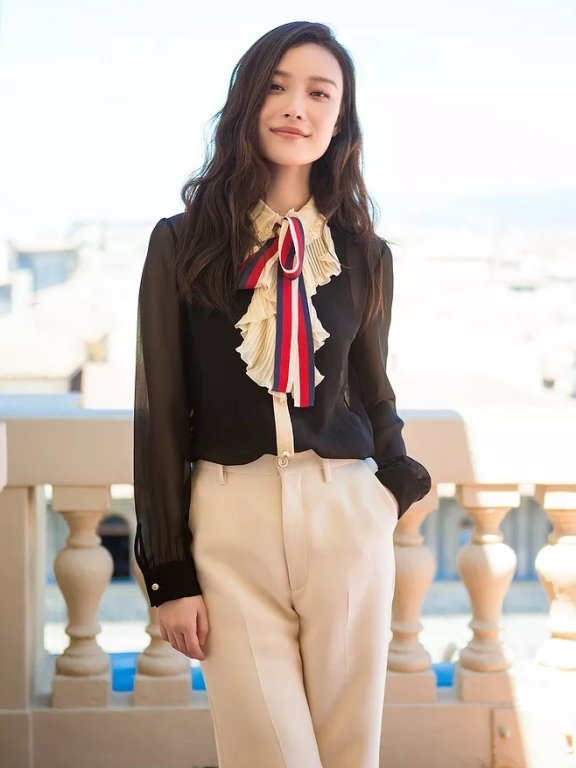 穿搭我只服倪妮,双排扣西装配高跟鞋,举手投足间尽显高贵!