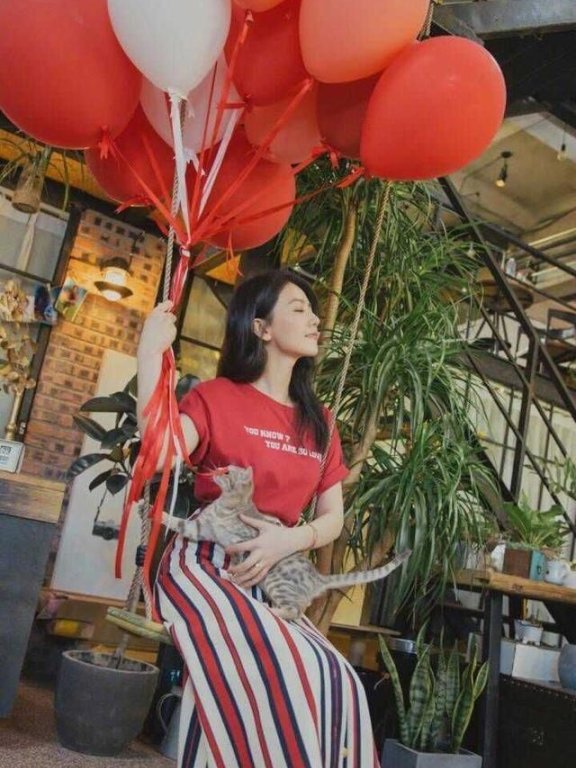 高圆圆不愧是“国民女神”!凭一双高跟鞋完胜同穿白裙的陈妍希!