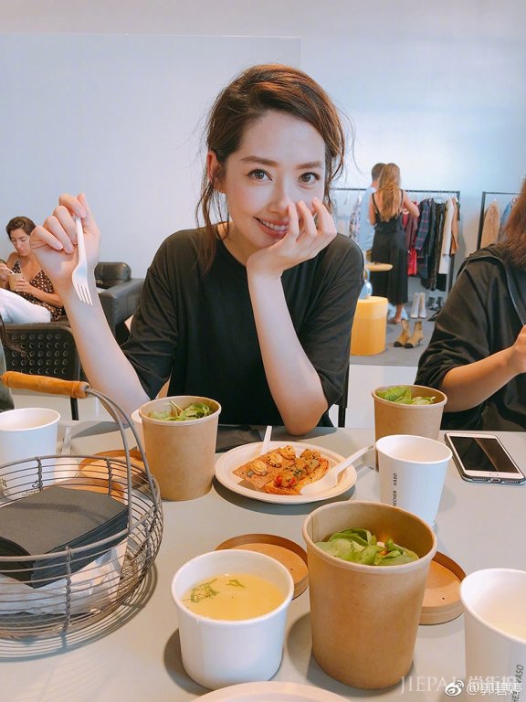 郭碧婷:荧幕中是仙女,生活中是爱看电视怕长胖的邻家时髦妞