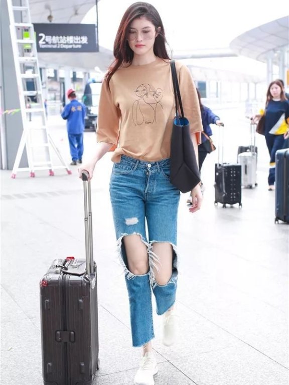 男友风T恤也能穿出少女感?学会这两招可真Skr厉害!