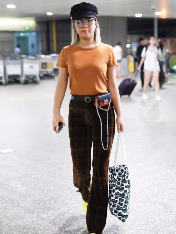 还以为王菊不露腰不露腿,好好穿衣服了呢,谁料配饰成了焦点!