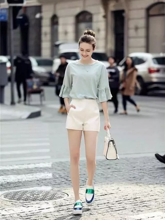 欧美街拍 夏天穿对这3款裤子，不仅减龄还很优雅！