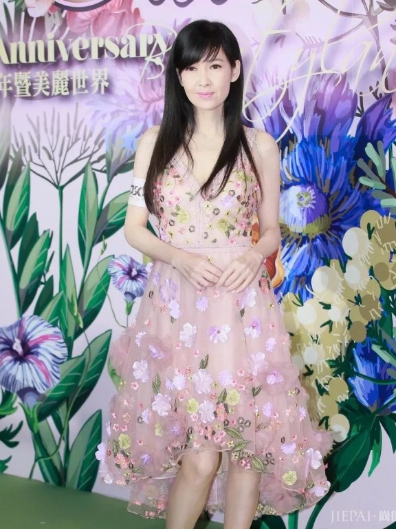 很能打的周慧敏又穿仙女裙,不会老的袁泉用皮衣高级大家一脸!