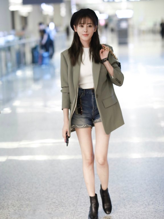 张天爱的短裤已经够短了，还非要卷起一层又一层，网友：彻底服了